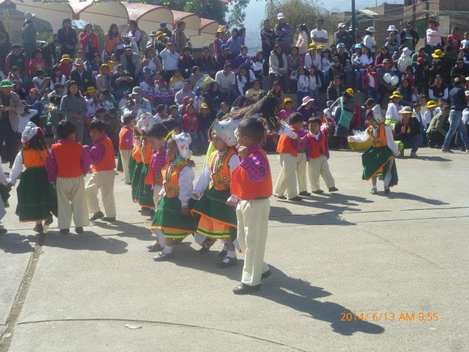 Estudiantes de IEP Santa Bárbara en presentación de danza folclórica
